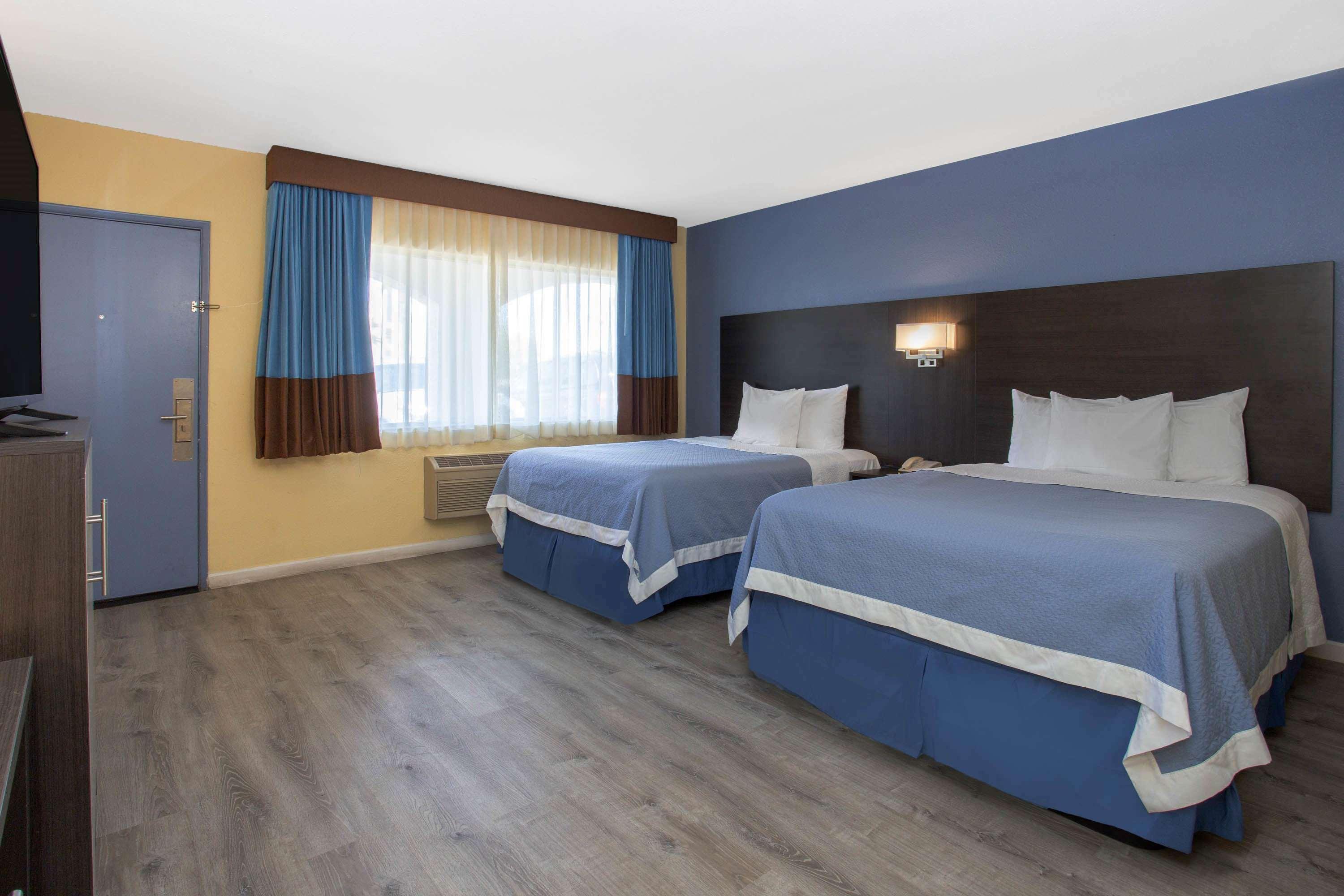 Days Inn By Wyndham Airport - Phoenix Exteriör bild