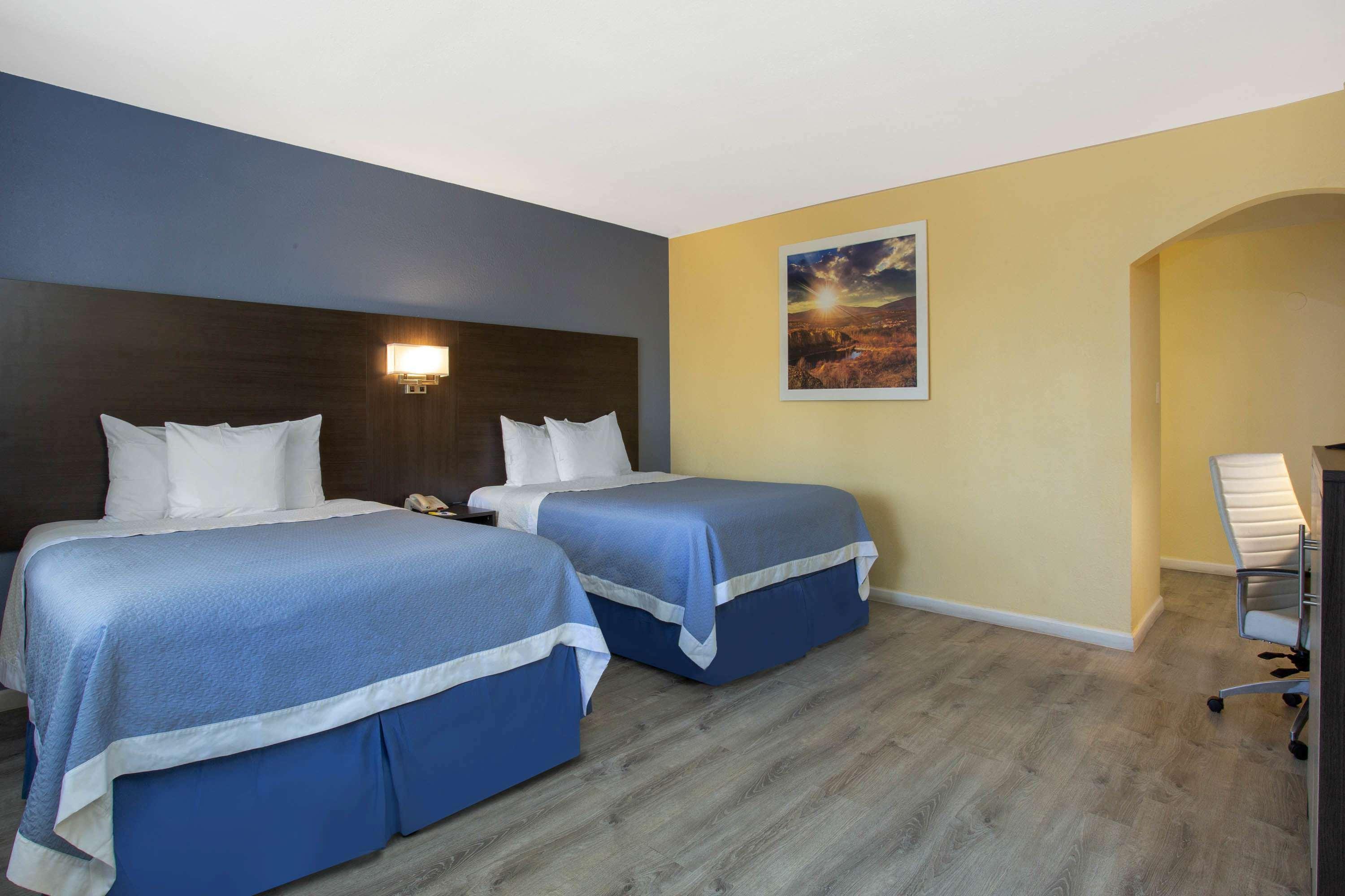 Days Inn By Wyndham Airport - Phoenix Exteriör bild