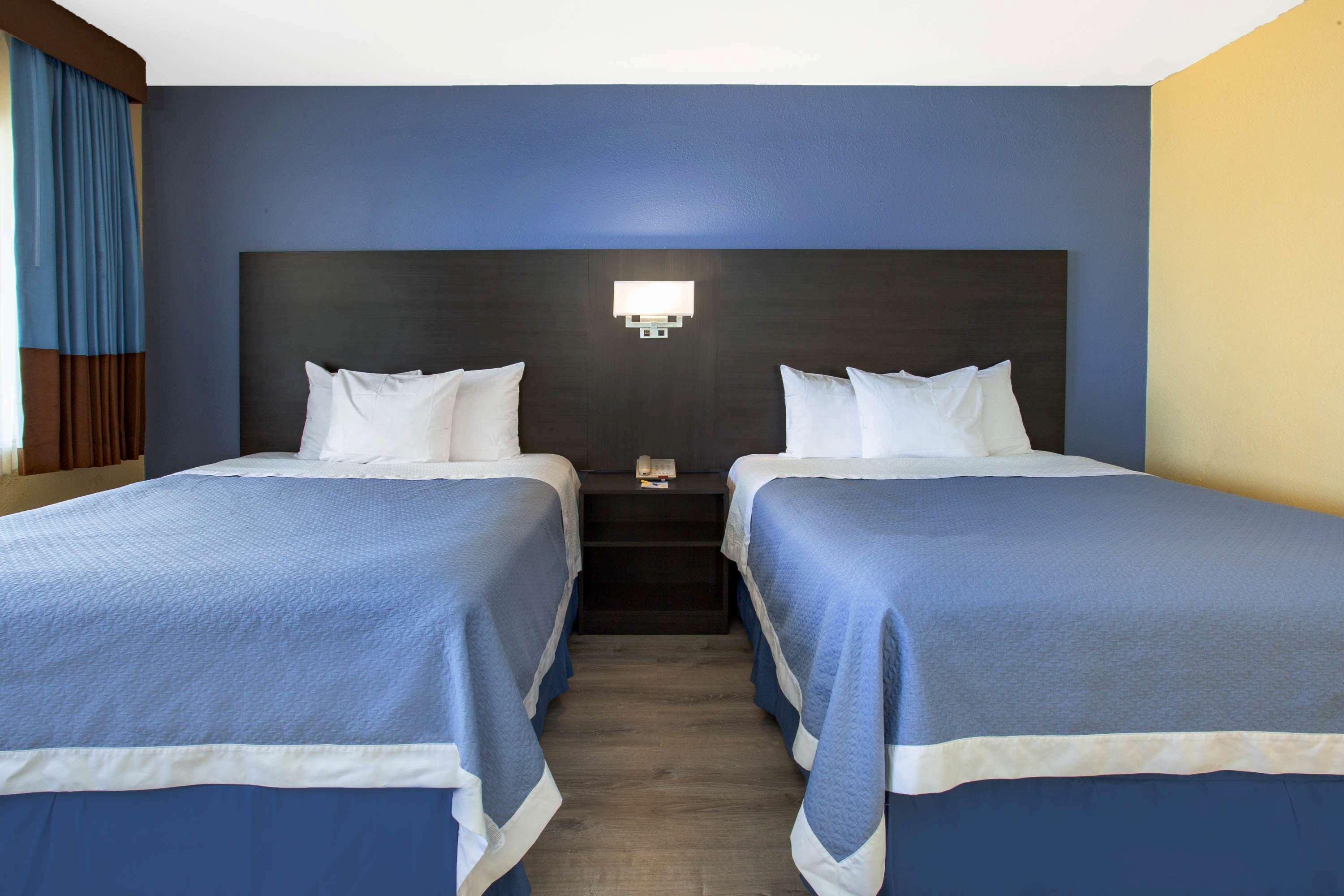 Days Inn By Wyndham Airport - Phoenix Exteriör bild