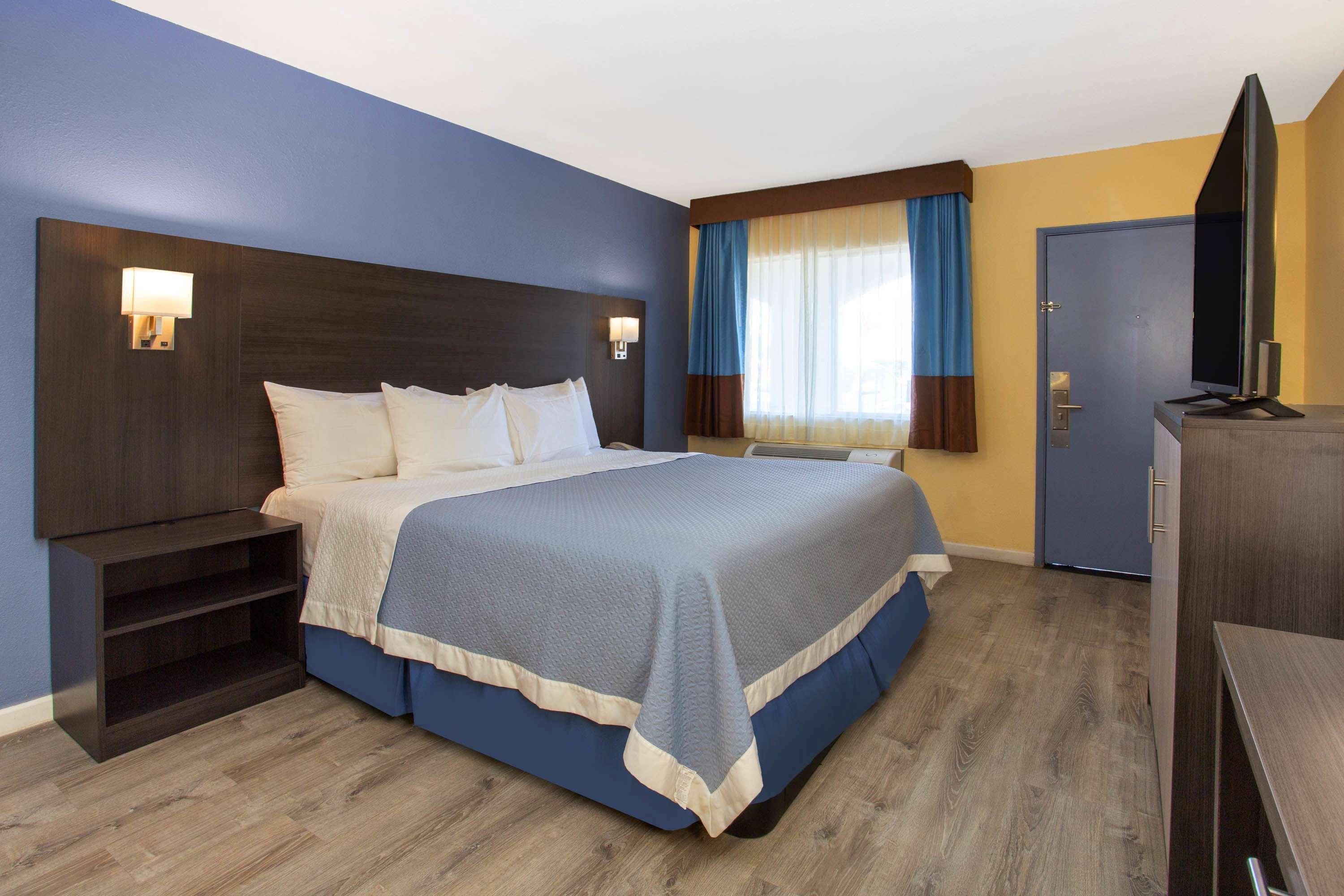 Days Inn By Wyndham Airport - Phoenix Exteriör bild