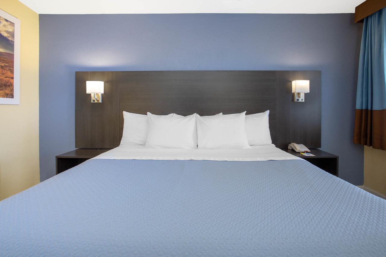 Days Inn By Wyndham Airport - Phoenix Exteriör bild