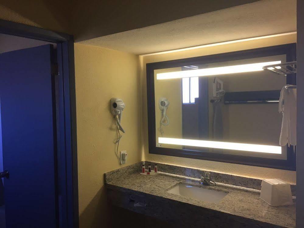 Days Inn By Wyndham Airport - Phoenix Exteriör bild
