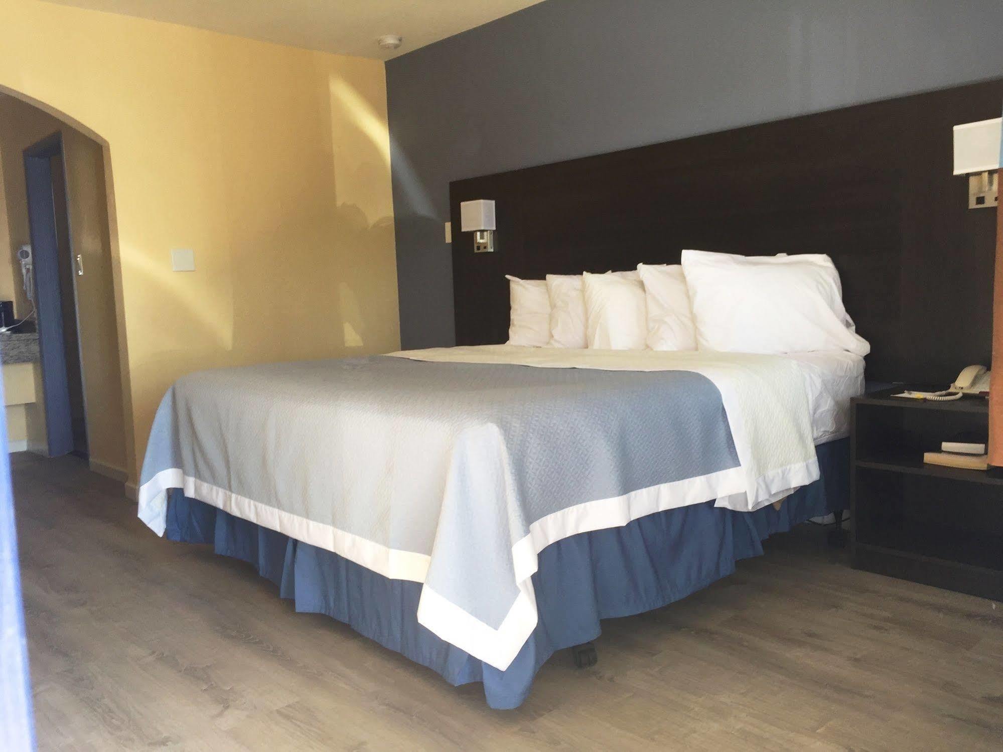 Days Inn By Wyndham Airport - Phoenix Exteriör bild